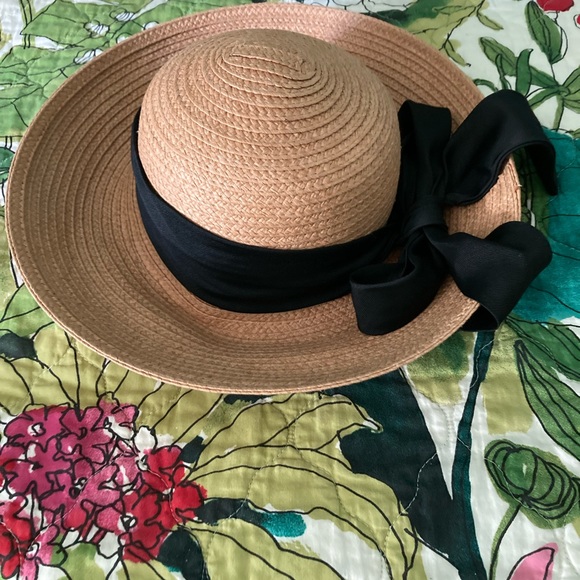 Accessories - Straw hat with black ribbon band